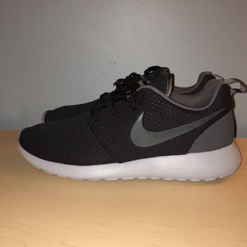 Nike roshe run black men's size 8.5 women's 10